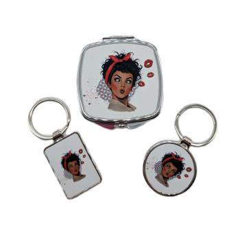Taschenspiegel bedruckt mit Frau, die Grimasse schneidet.